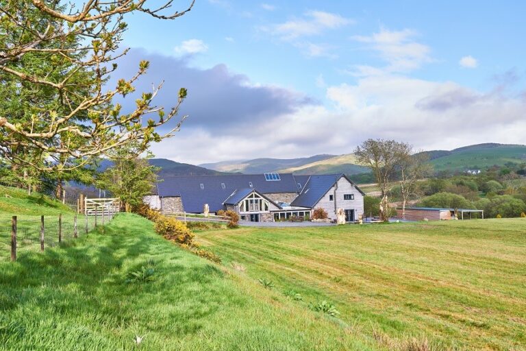 900 x 600 Outside NJY  DSC8826 768x512