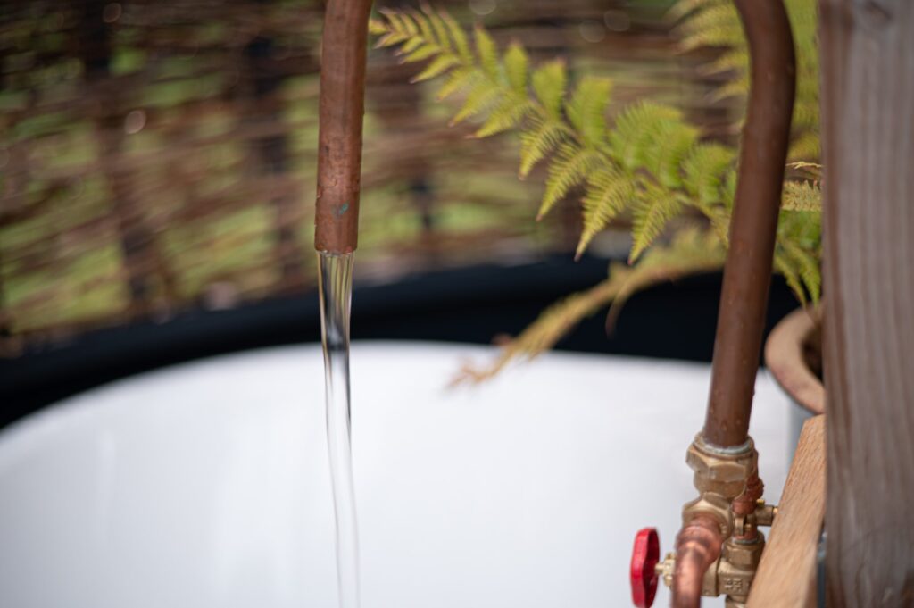 Bath tap running 1024x681